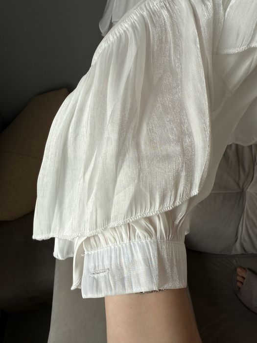 Нарядна напівпрозора блуза вільного крою