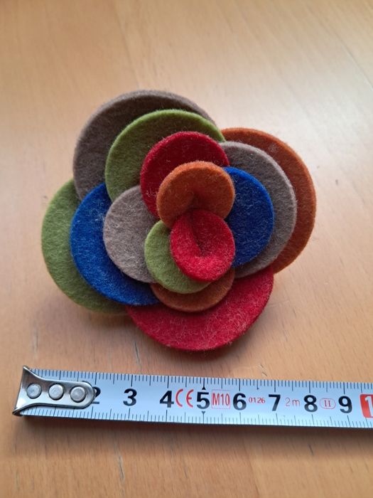 Broszka z filcu w kształcie kwiatu