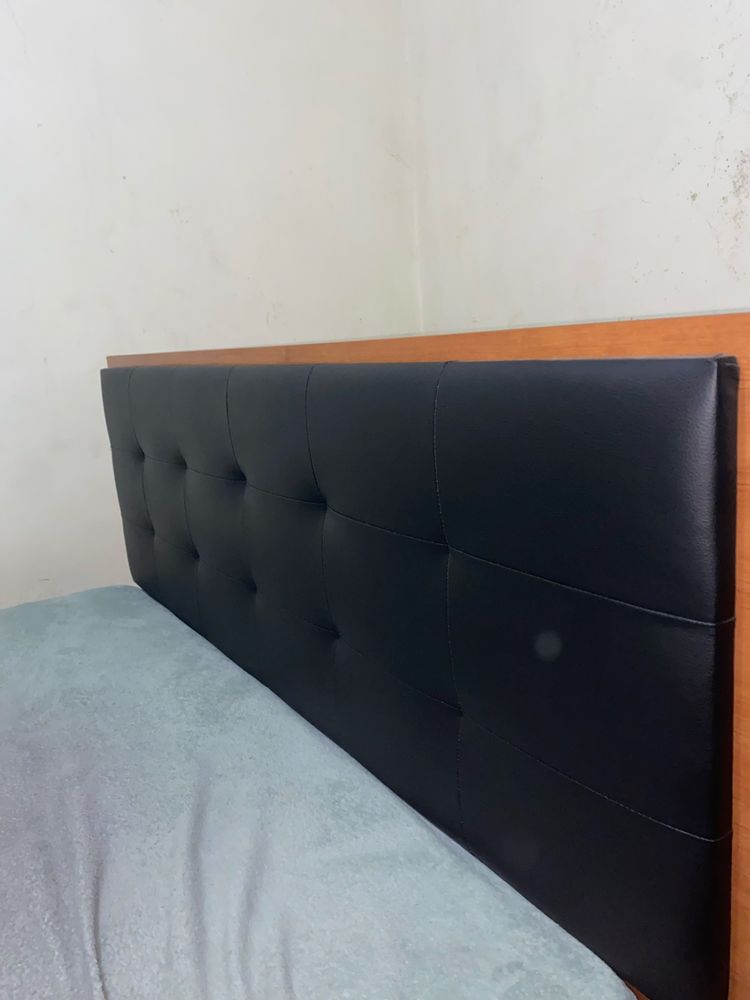 Vendo conjunto cama e 2 mesinhas de cabeceira