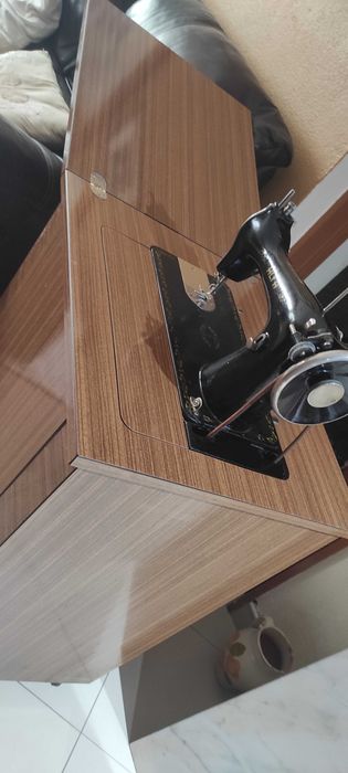 Móvel com máquina de costura da marca ALFA incluída. Para desocupar.
