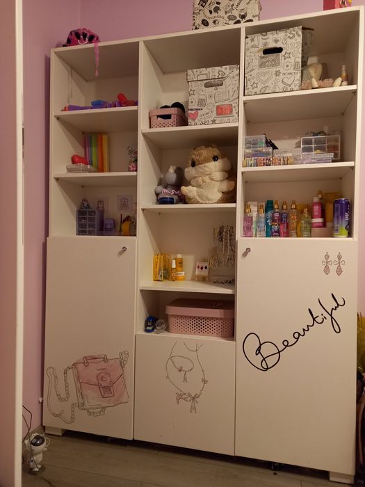 Meble do dziewczęcego pokoju.