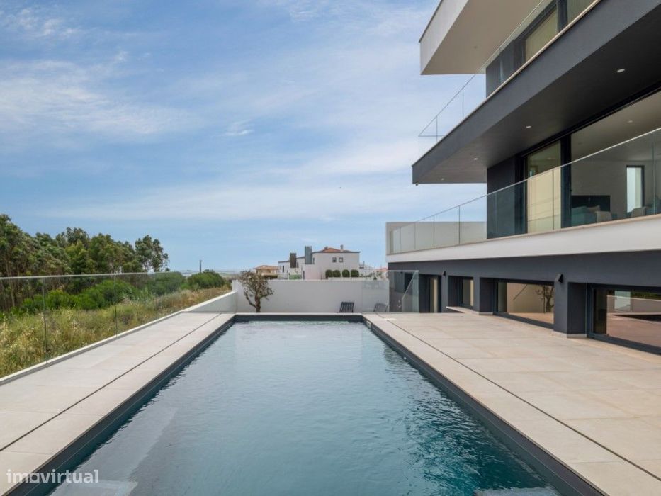 Moradia moderna com vista panorâmica de mar e perto de vários campo...