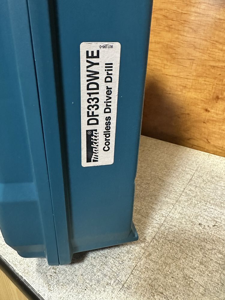Makita ladowarka oraz skrzynka po wkretarce