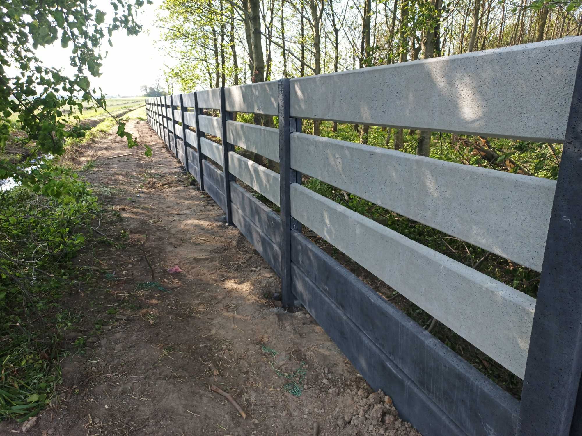 Nowoczesne ogrodzenie betonowe, palisadowe, płyty betonowe barwione