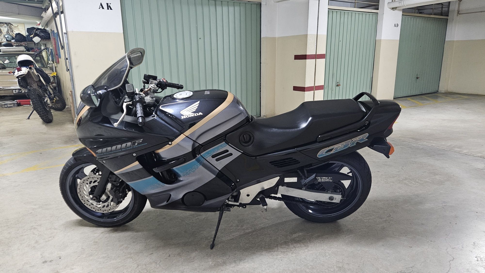Honda CBR 1000F Troca