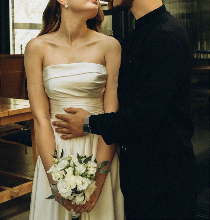 Сукня атласна біла