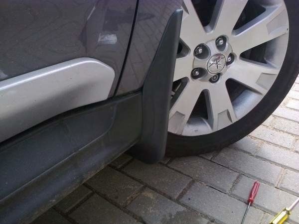 Бризковики передні Mitsubishi Outlander XL 06-12, широкий порог