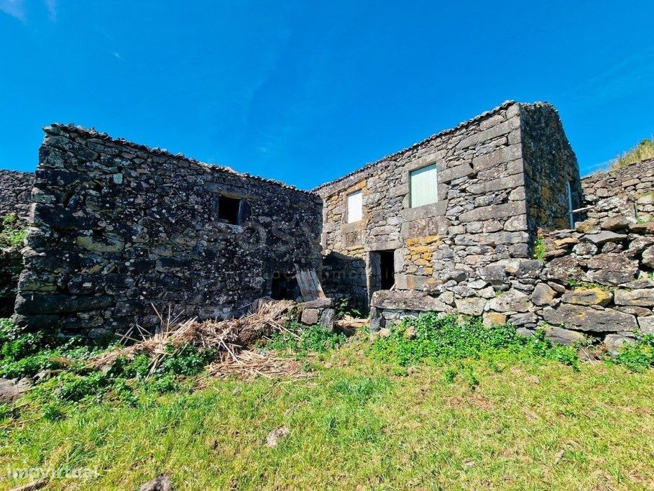 Imóvel com traça tradicional e potencial único na costa sul da Ilha...