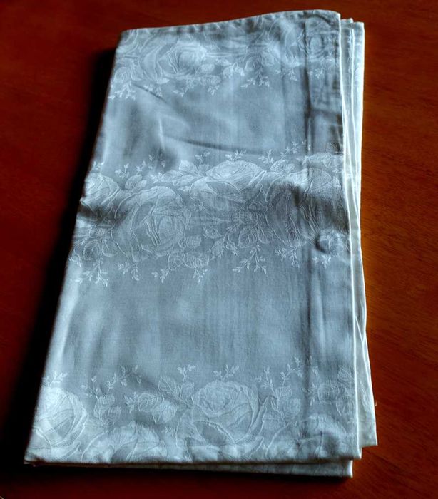 Antyk. Adamaszek.Secesyjna pościel  z kufra.