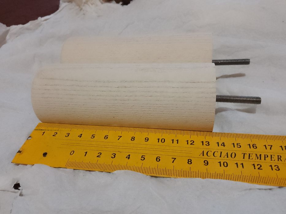 Ніжки дерев'яні. 2 шт одні 2 шт другі