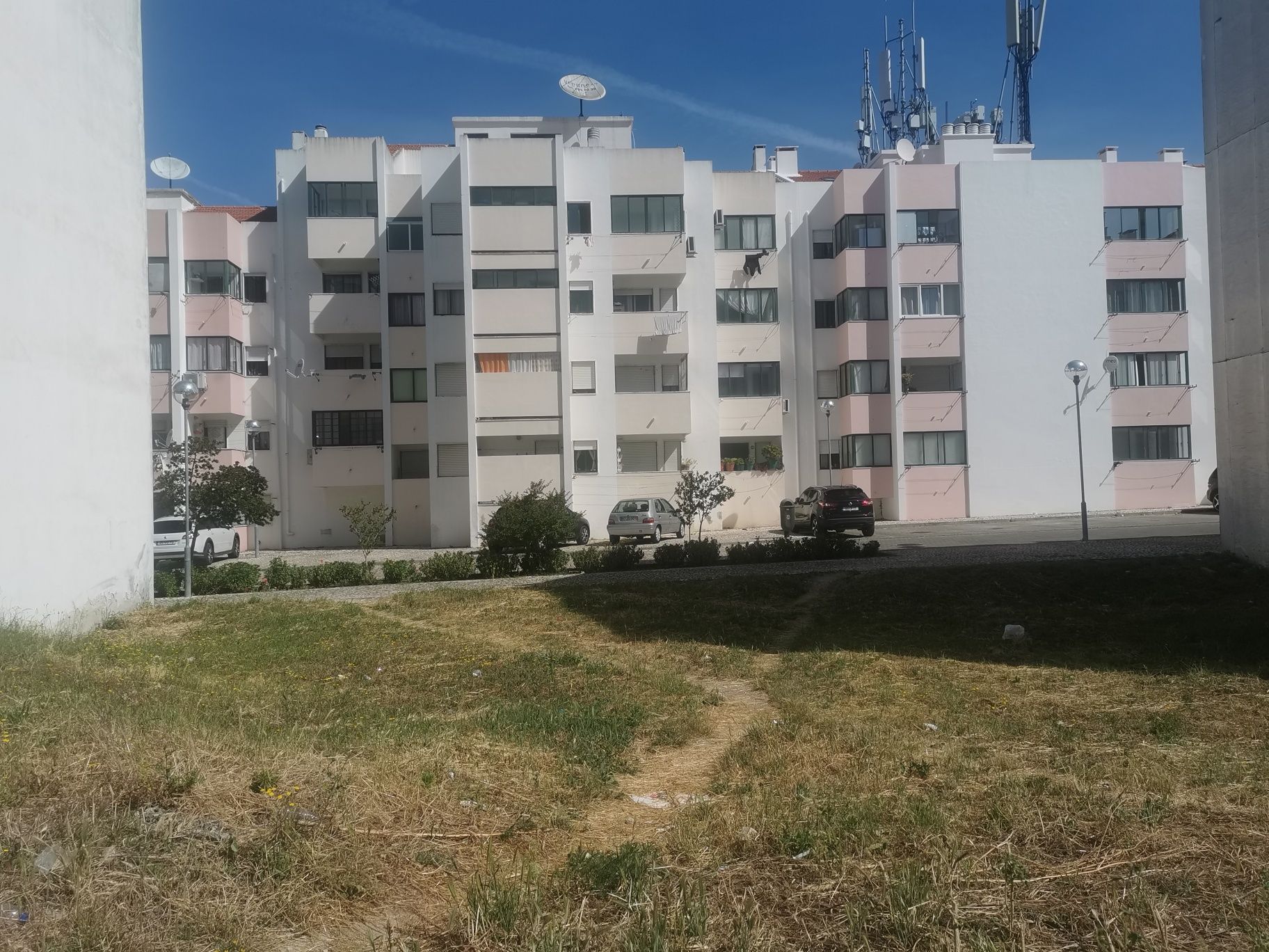 Terreno para construção de prédio com 12 apartamentos Alhos Vedros