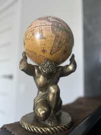Статуетка Атлант тримає Землю ( глобус)