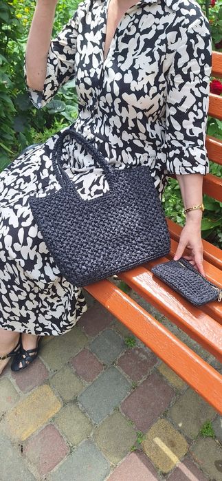 Чорна жіноча сумочка зв'язана з рафії