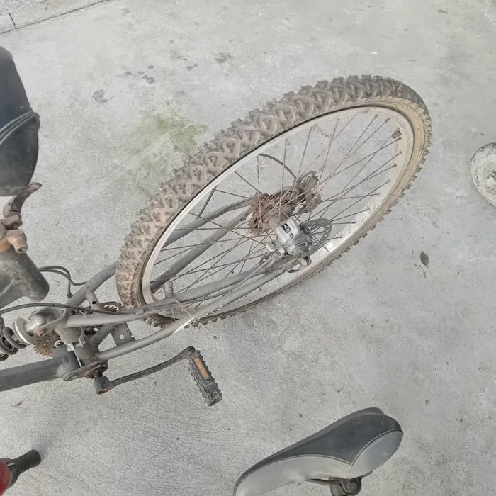 Vendo duas bicicletas para reparar ou peças uma nao tem uma roda