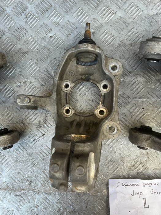 Цапфа кулак джип чероки 17год jeep cherokee kl