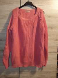 Różowy sweter z wycięciami na ramionach