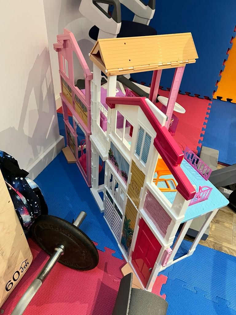 Barbie domek miejski z wyposażeniem 3 poziomy DLY32