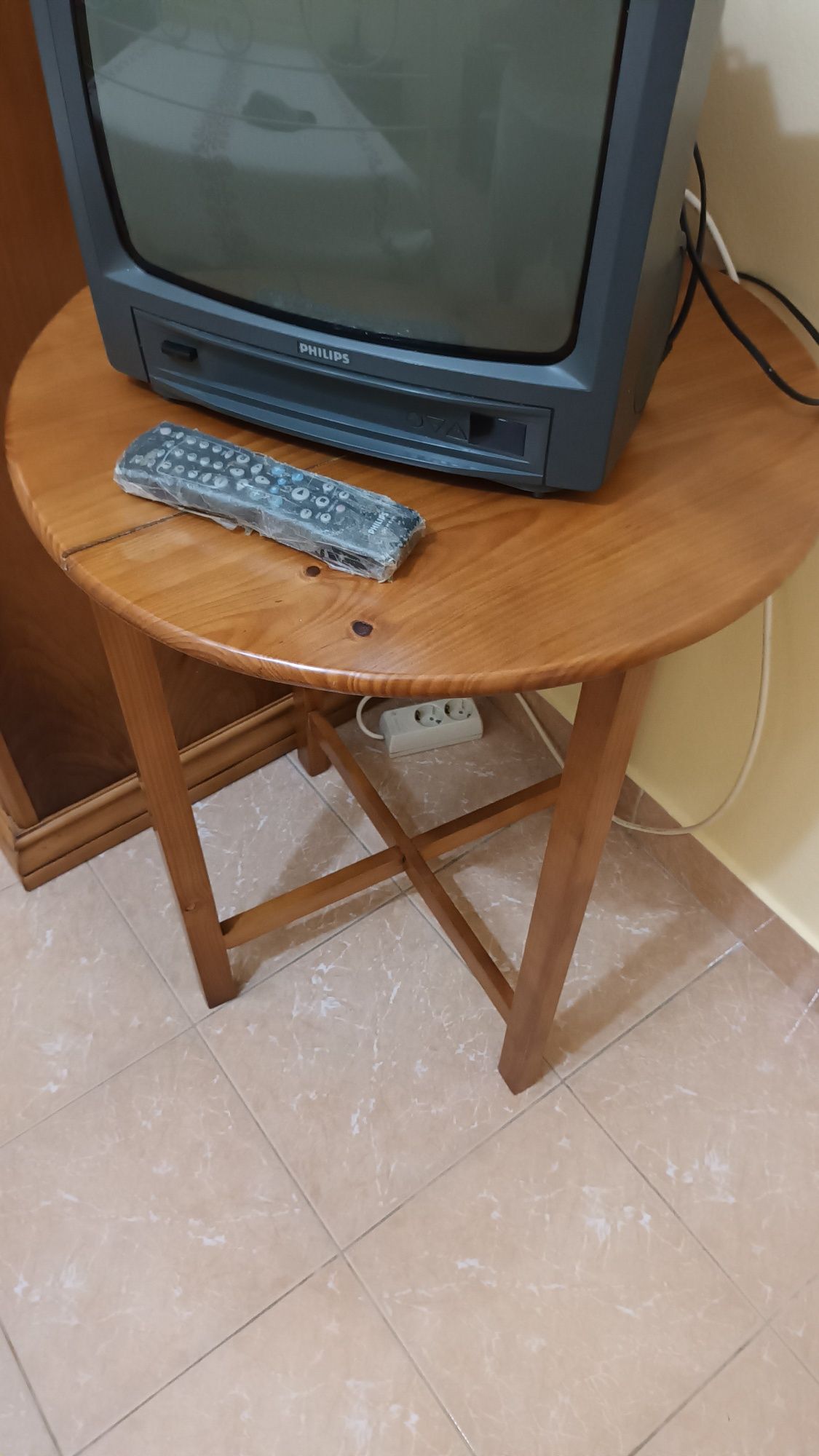 Vendo televisao,mesa e camilha