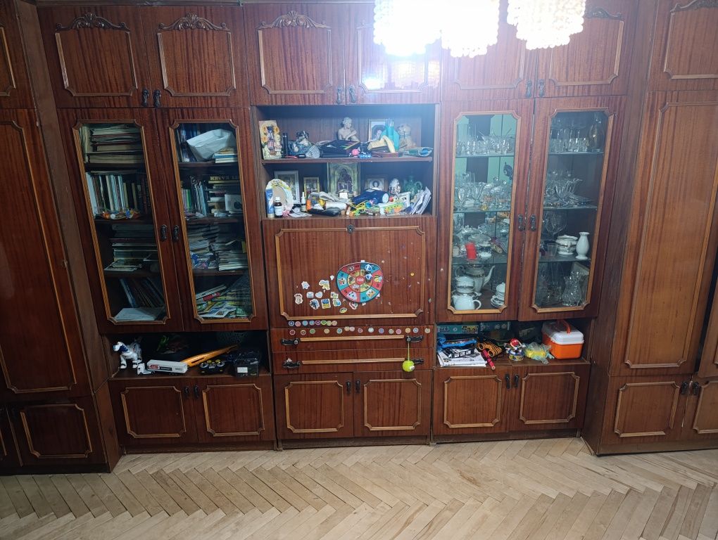 Стінка коричневого кольору.
