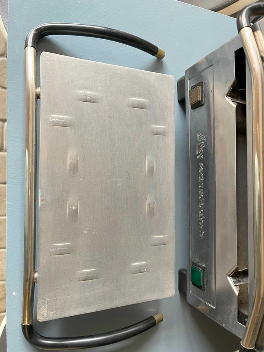 Piec gastronomiczny do podtrzymania gorących posiłków.