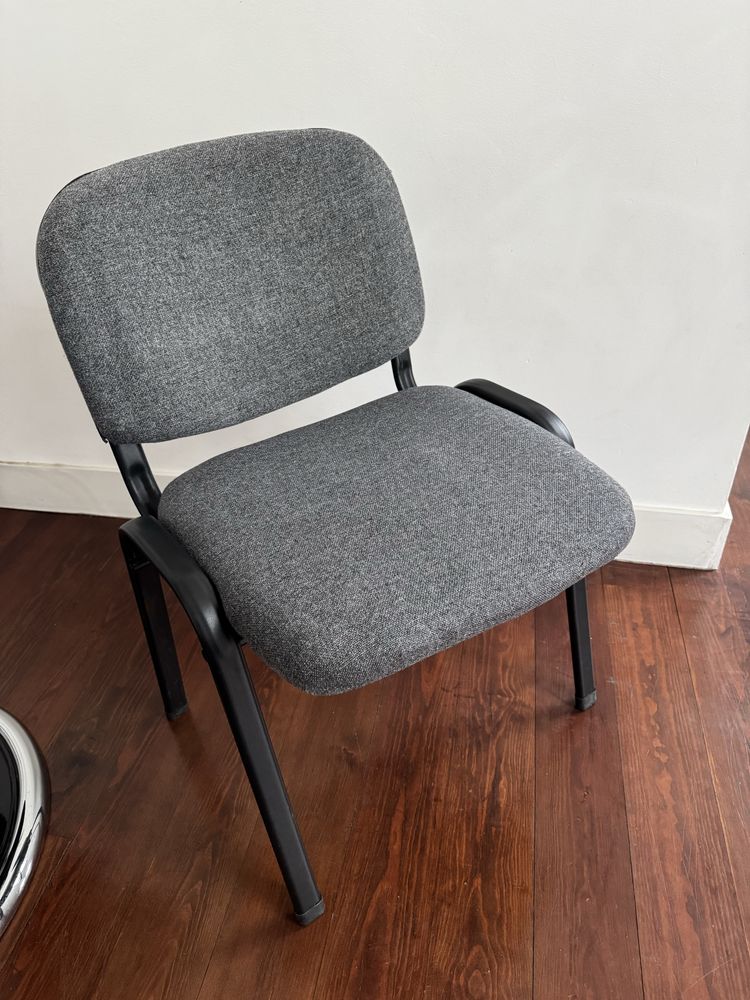 Conjunto com 7 cadeiras estofadas com braço removivel