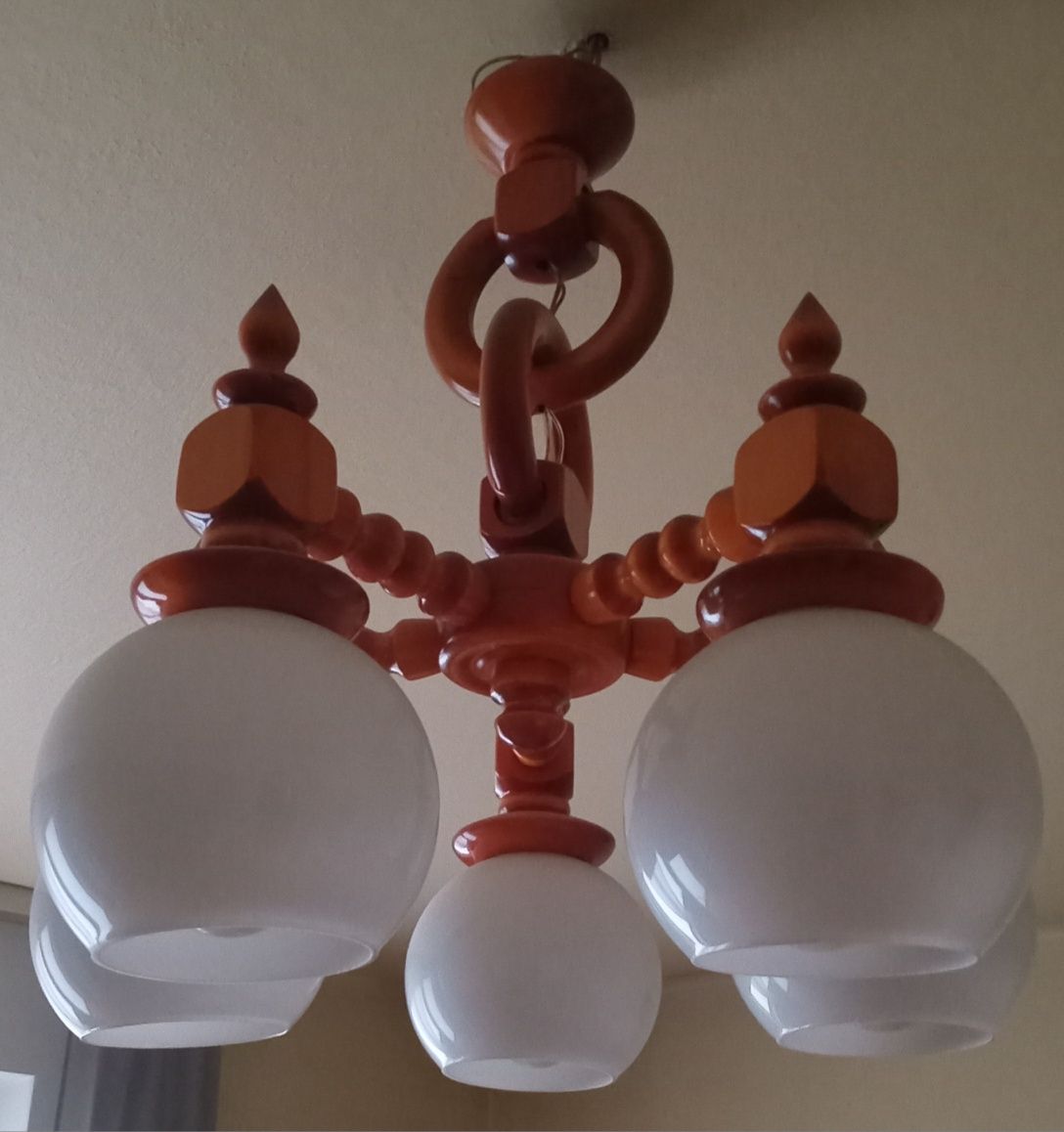 Lampa drewniana sufitowa, białe klosze, z żarowkami LEDi