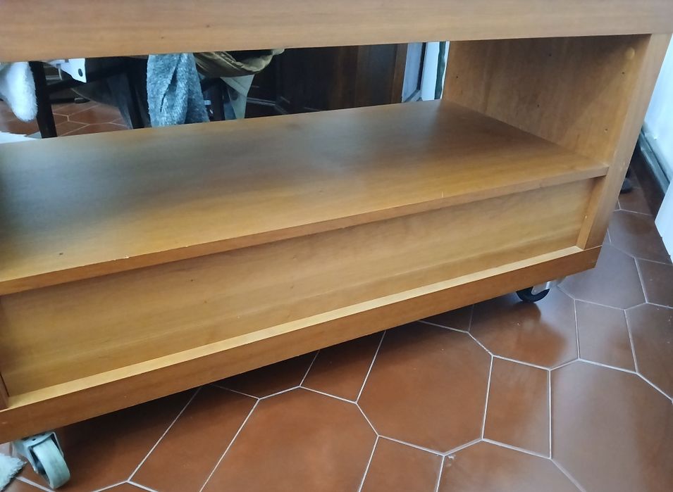 Mesa TV com rodas