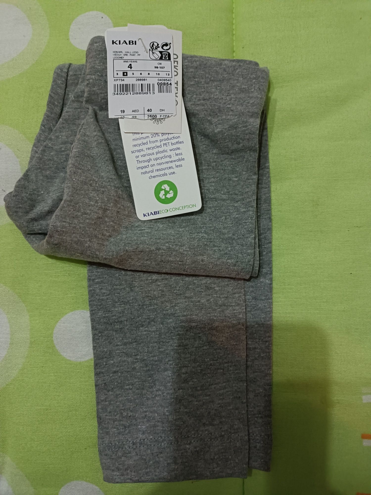 T-shirt e leggings da marca Kiabi