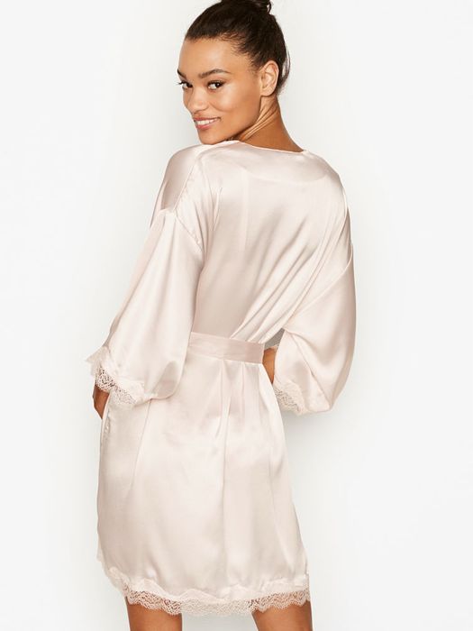 Satynowy szlafrok dla panny młodej z napisem Bride Victorias Secret