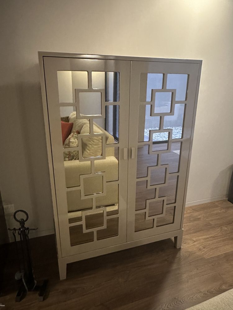 Armário decorativo em madeira com portas espelhadas