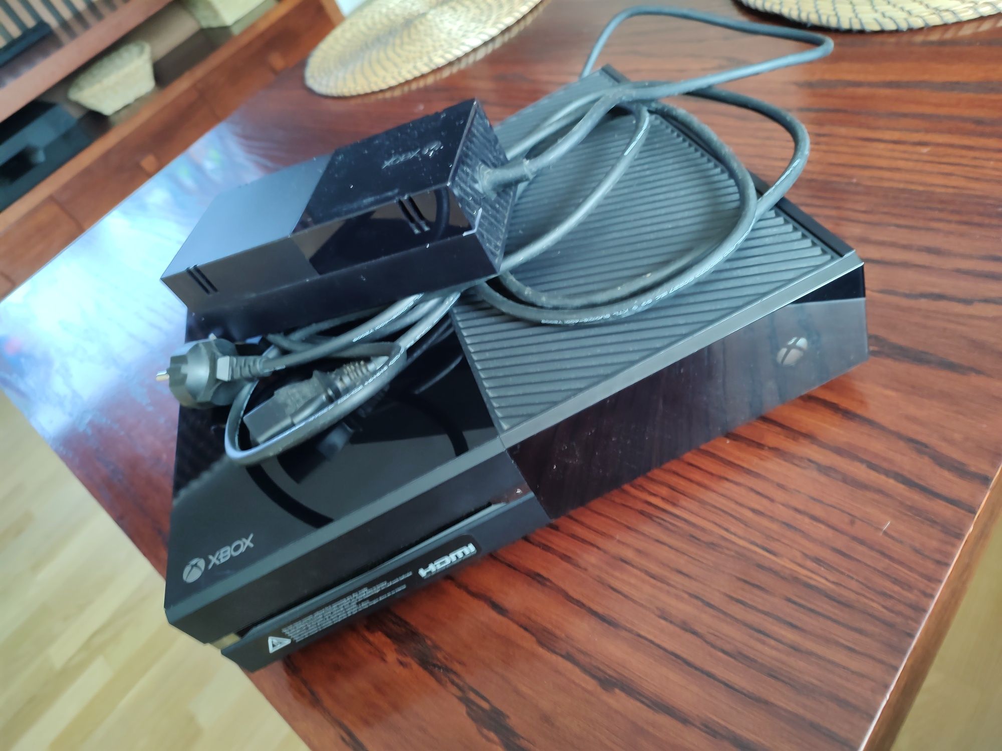 Xbox One model 1540 bez pada, sama konsola + zasilacz
