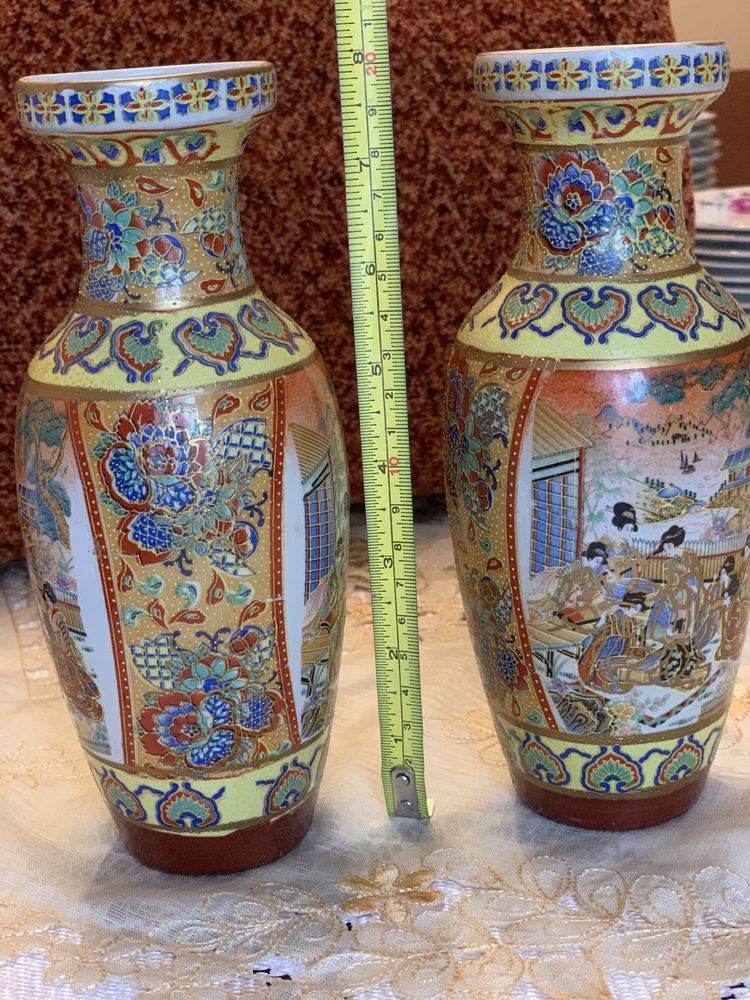 Dwa ceramiczne wazoniki z orientalnym wzorem.