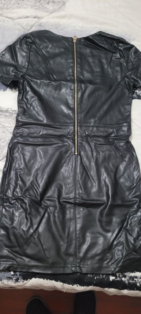 Vestido em pele.