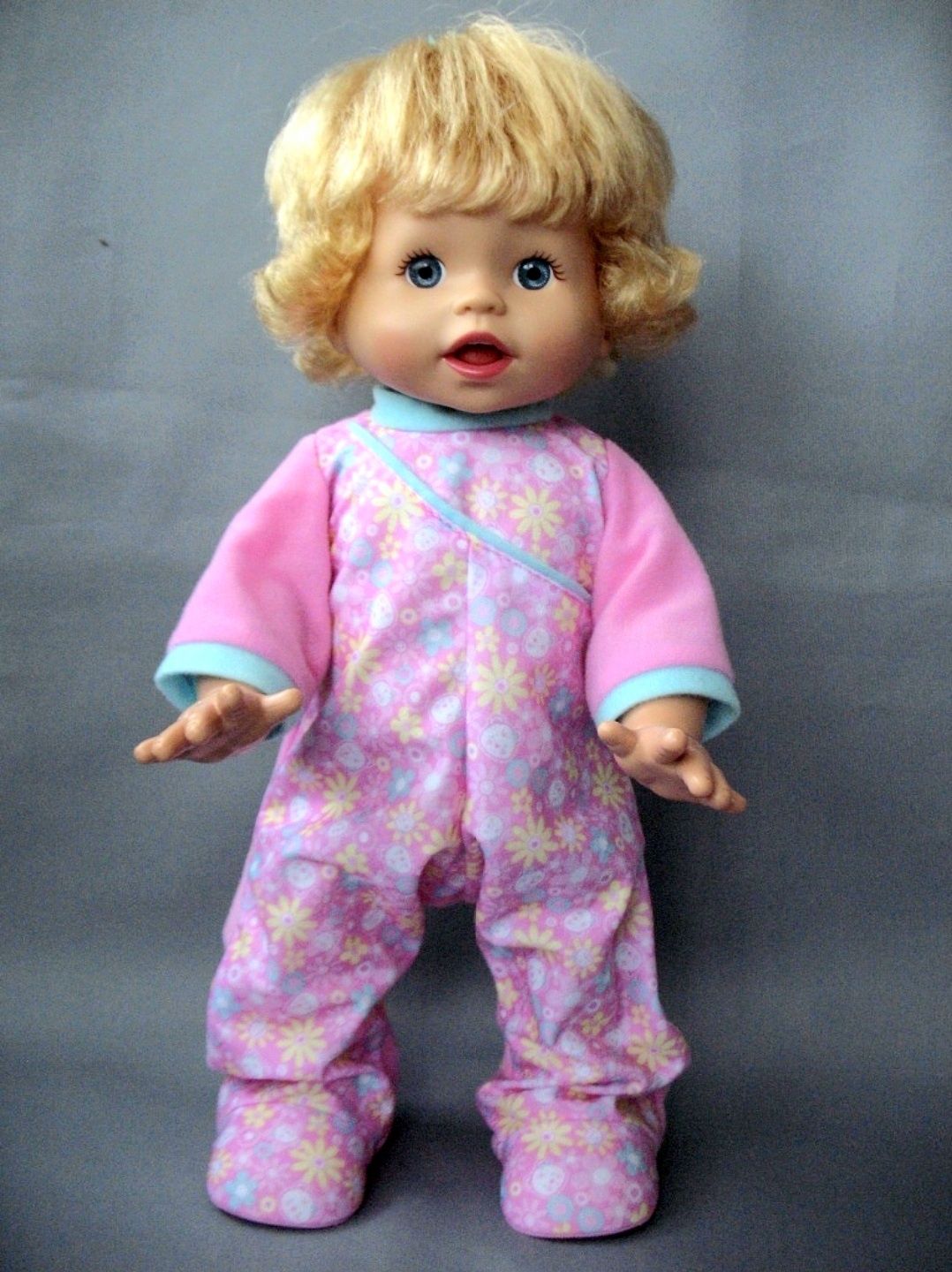 Интерактивна говорящщая лялька Little Mommy Walk & Giggle Doll