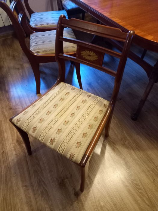 Stół rozkładany plus 6 krzeseł