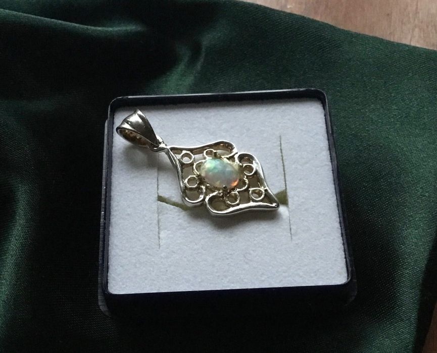 Srebrzysta zawieszka z opalizującym oczkiem