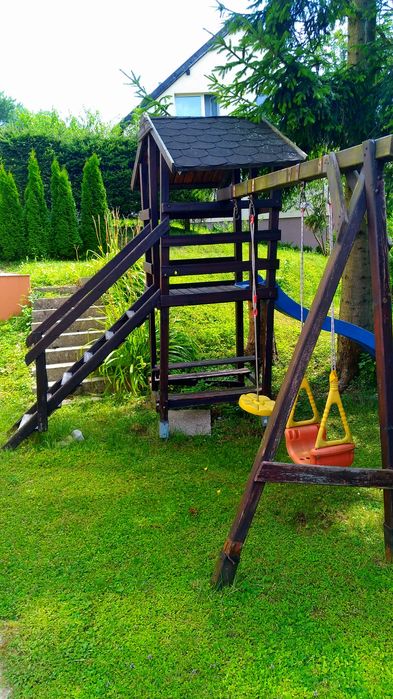 zjeżdżalnia oraz podwójna huśtawka domek z ław