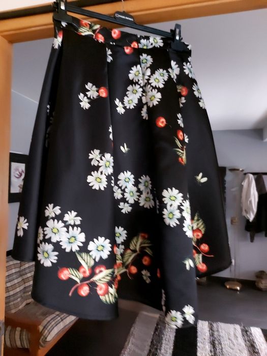 Saia mais curta à frente