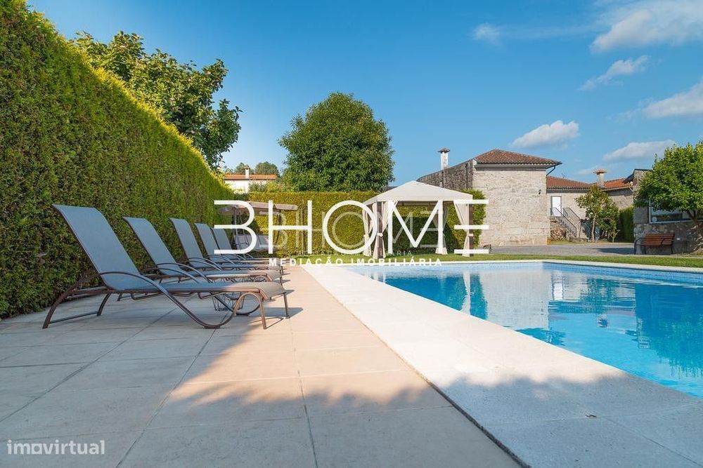 Propriedade com Casa em Pedra, T6, com piscina e campo de jogos