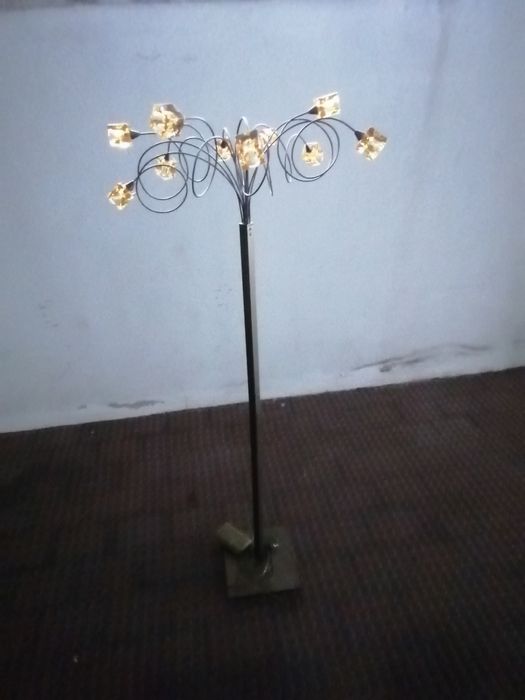 Candeeiro de pé, acendem todas as lâmpadas.