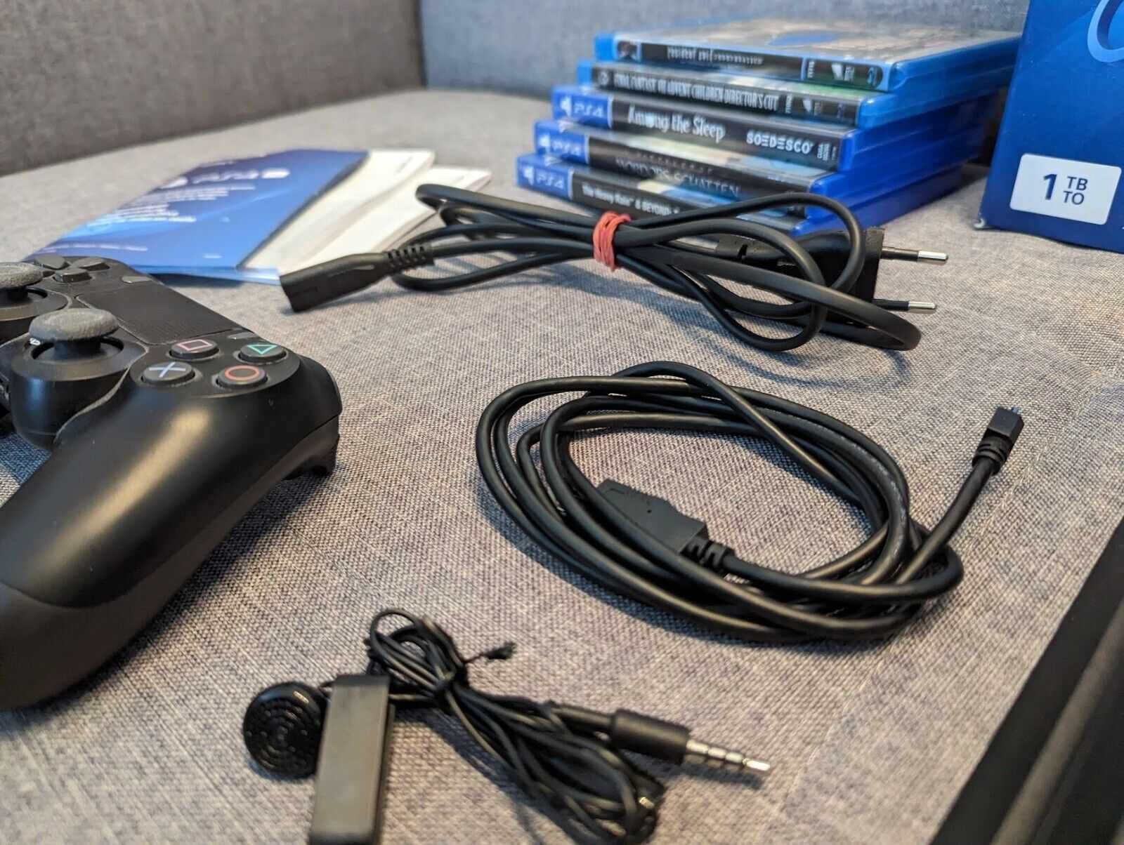 Playstation 4 Pro 1TB + 3 gry + 2 filmy w bardzo dobrym stanie
