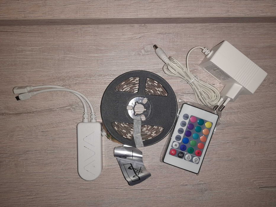 Taśma LED RGB 12V 5 m + Zestaw Akcesoriów – Pilot, Sterownik, Zasilacz