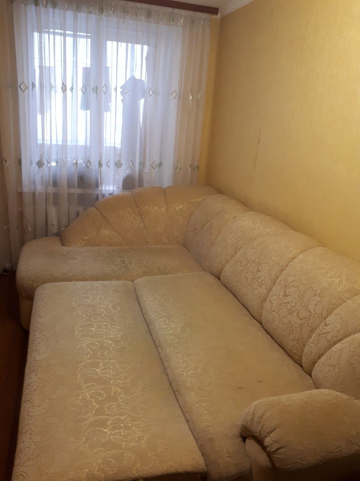 Угловой диван  б/у  в хорошем состоянии.
