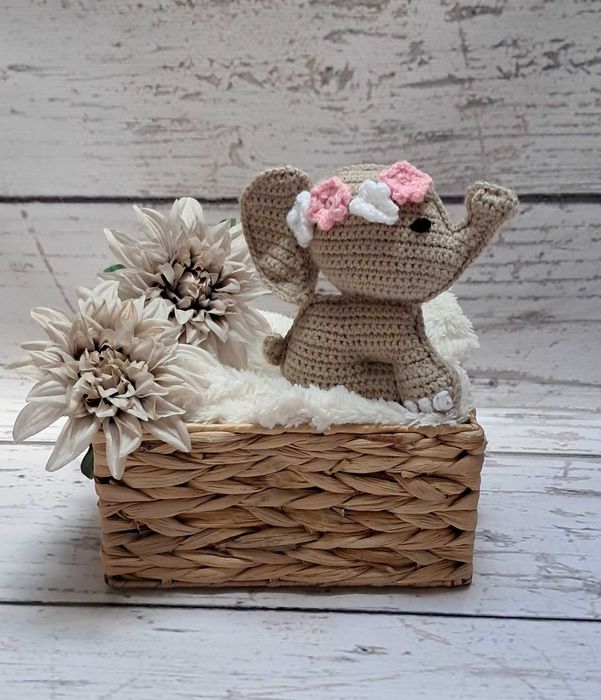 Beżowy słoń z kwiatkami na szydełku amigurumi maskotka ręcznie robiona