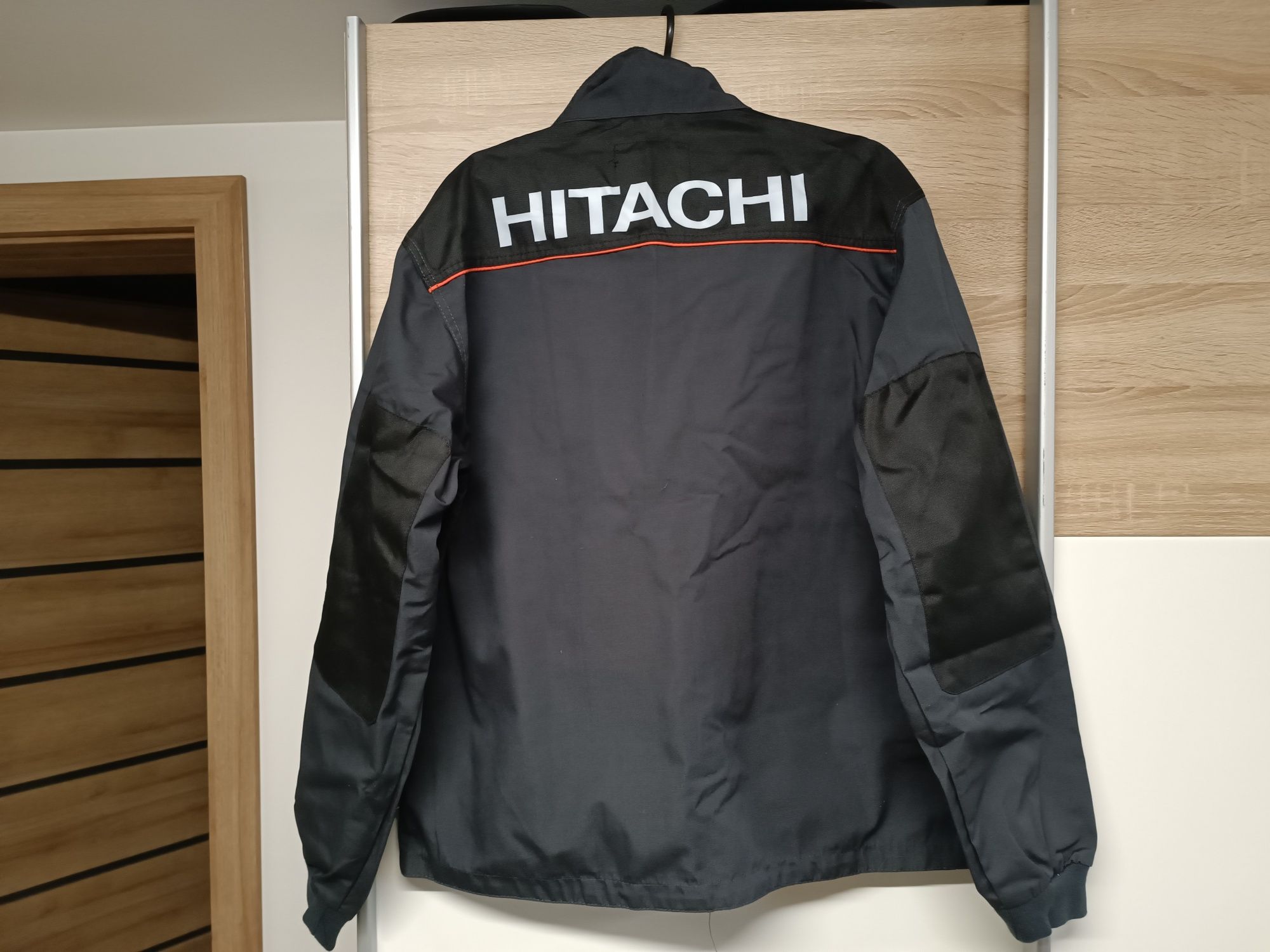 Spodnie na szelkach i kurtka z logiem Hitachi