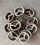 Drewniany brelok do kluczy z logo MAZDA