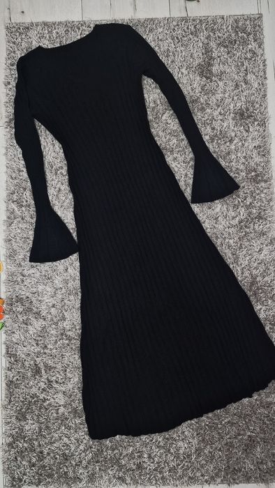 Czarna dopasowana sukienka prążkowana midi długa