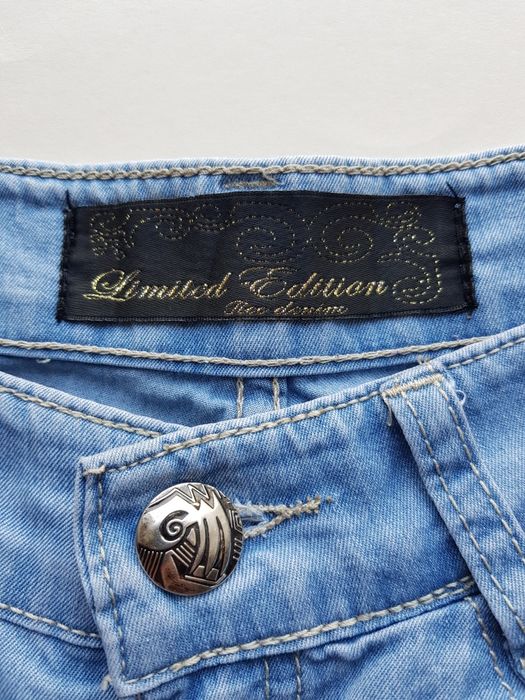 Jasnoniebieskie letnie jeansy rybaczki