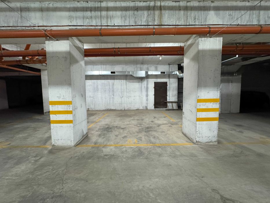 Паркомісце у підземному паркінгу в центрі міста
