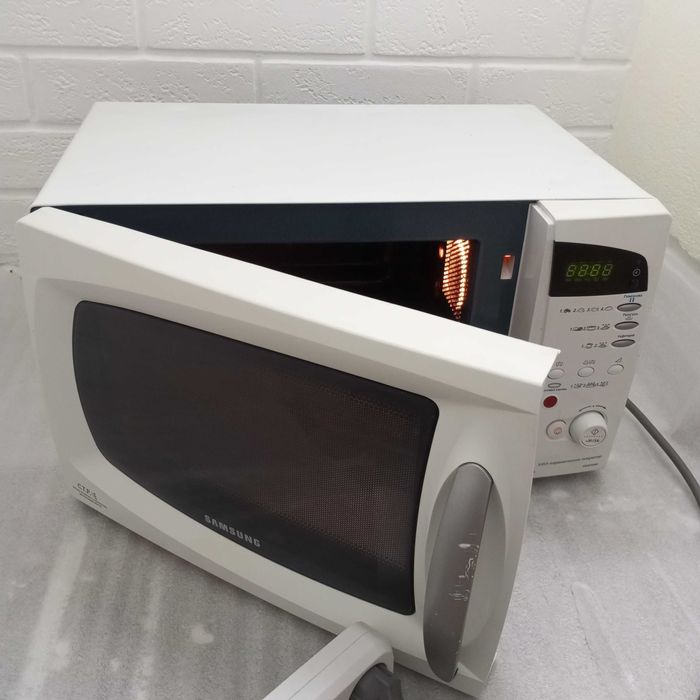 Микроволновка Samsung CE287DNR